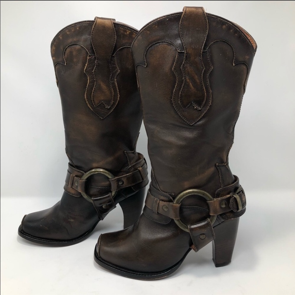 Justin BOOTS SUPER CUTE !!